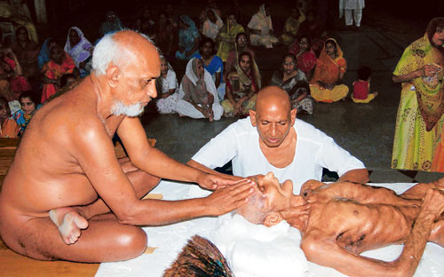 ಸಲ್ಲೇಖನ ವ್ರತವನ್ನಾಚರಿಸುತ್ತಿರುವ ಜೈನ ಮುನಿ ಯೊಬ್ಬರ ಚಿತ್ರ.