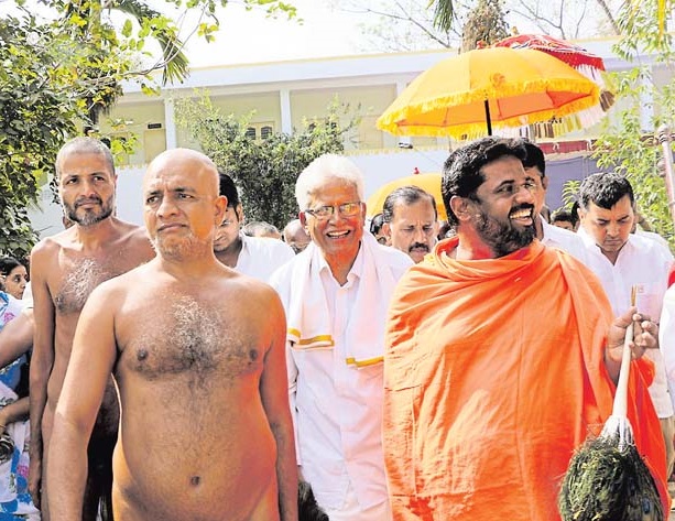 ಅಂತರ್ಮನಾ ಮುನಿಶ್ರೀ ಪ್ರಸನ್ನ ಸಾಗರ ಮಹಾರಾಜರು ಗುರುವಾರ ಕನಕಗಿರಿಯ ಪುರಪ್ರವೇಶ ಮಾಡಿದರು. ಪಿಯುಷ್ ಸಾಗರ ಮಹಾರಾಜರು, ಭುವನಕೀರ್ತಿ ಭಟ್ಟಾರಕ ಸ್ವಾಮೀಜಿ ಹಾಜರಿದ್ದರು.