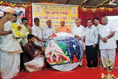 ಸ್ವಾದಿ ಜೈನಮಠದಲ್ಲಿ ಸ್ವಾದಿ ಸಾಕ್ಷ ಯಚಿತ್ರ ಸಿಡಿಯನ್ನು ಸ್ವಾಮಿಗಳು ಬಿಡುಗಡೆಗೊಳಿಸಿದರು.