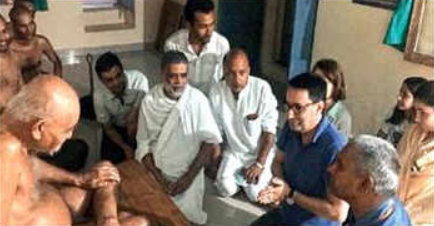 French Diplomat Meets Jain Muni Vidyasagarji Maharaj - Vows to be Vegetarian