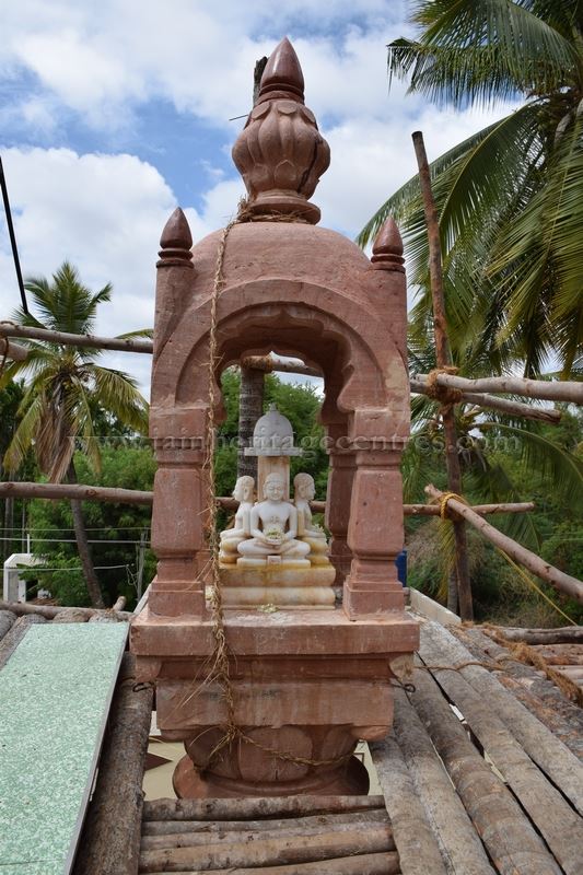 Chaturmukha idols on the Manastambha at Tovinakere / Thovinakere.