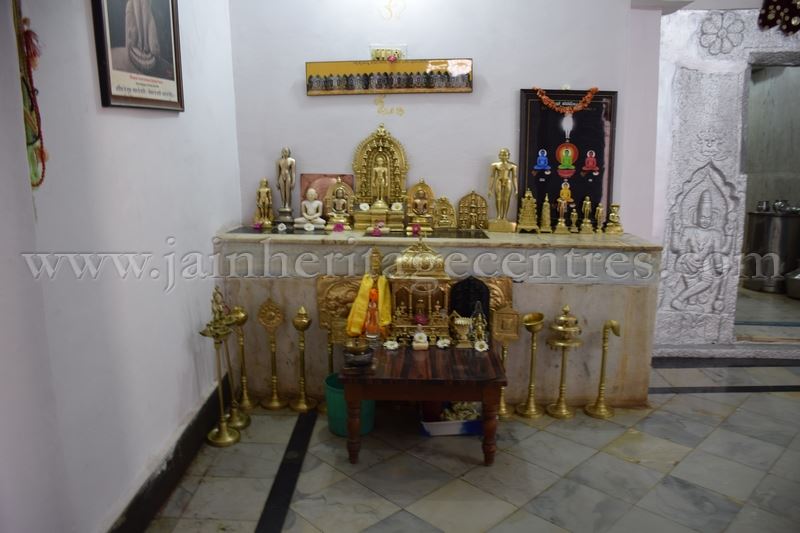 Jain idols at Chandraprabha Basadi Tovinakere / Thovinakere.