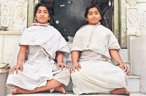 Namichandrasagar Maharaj Saheb and Nemichandrasagar Maharaj Saheb will demonstrate their memory skills at ‘Balshataavadhan’ in Secunderabad on March 22. — Photo: Surya Sridhar