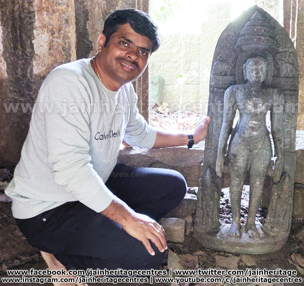 ಪಾದಪೀಠ ಶಾಸನವಿರುವ ತೀರ್ಥಂಕರರ ವಿಗ್ರಹದೊಂದಿಗೆ ಸಂಶೋಧಕ ನಿತಿನ್ ಹೆಚ್.ಪಿ.